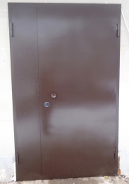 Дверь металлическая, обе створки открываются