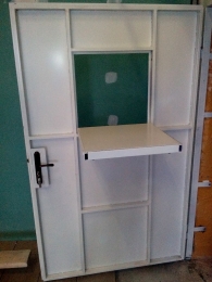 Дверь техническая с откидным окном, вид изнутри