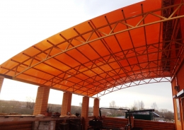 Навес большой односкатный, арочный с опорой на стену