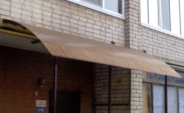 Козырек входной с опорами металл, покрытие поликарбонат