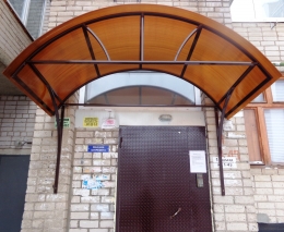 Козырек над входом (каркас металл, покрытие поликарбонат)