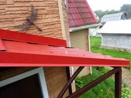 Козырек с металлочерепицей красный, двускатный