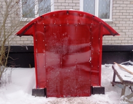 Навес над входом в подвал со стенкам и дверью, поликарбонат