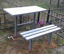 Ритуальный стол со скамейкой на друх опорах