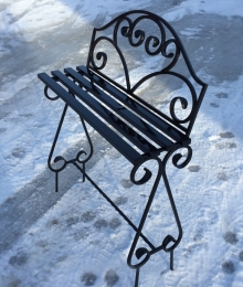 Скамейка кованая на кладбище