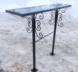 Лавка с кованым декором на кладбище
