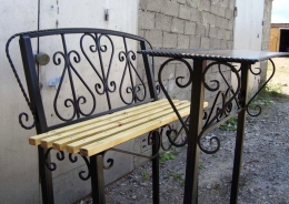 Скамейка и столик ритуальные с ковкой