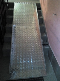 Пандус сплошной из рифленого аллюминия