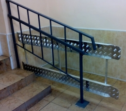 Пандус съемный с поручнем, с креплением для хранения