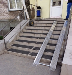 Пандус стационарный из рифленого алюминия на лестницу