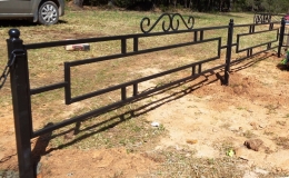 Оградка ритуальная с ковкой в процессе монтажа
