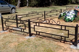 Оградка на могилу с ковкой, монтаж с бетонированием