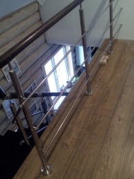 лестница с перилами из нержавеющей стали с деревянным поручнем