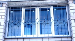 решетка оконная с элементами ковки