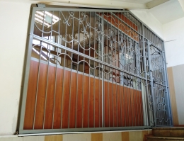 Решетчетая конструкция с дверью.