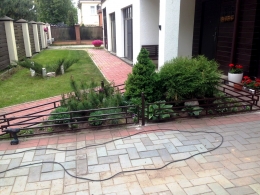 Газонное ограждение во дворе частного дома