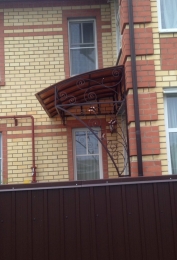 Козырек с элементами ковки ул. Шелонская