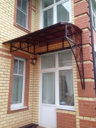 Козырек с элементами ковки ул. Шелонская