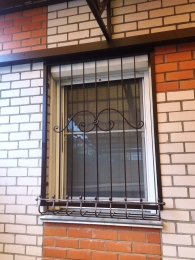 Решетка с декоративными элементами 