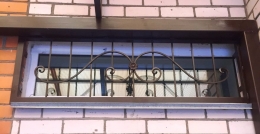 Решетка с декоративными элементами 