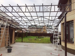 Навес с декоративными элементами на фасаде