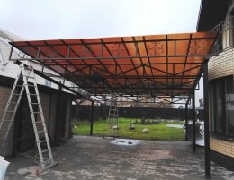 Навес с декоративными элементами на фасаде