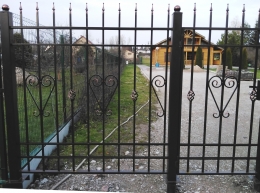 Забор с элементами ковки