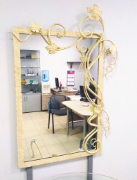 Зеркало с элементами ковки 