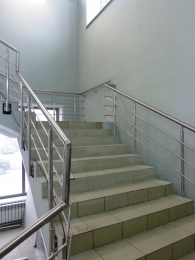 перила из нержавеющей стали с боковым креплением стоек ТЦ КОЛОС