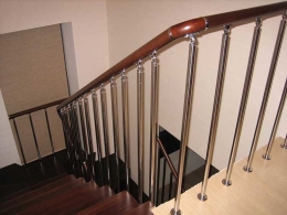 Перила из нержавеющей стали без ригелей, с деревянным поручнем