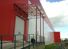 Навесы в распределительном центре торговой сети магазинов 