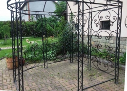 Беседка с коваными элементами