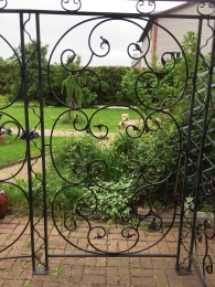 Беседка с коваными элементами