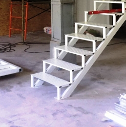 Лестница техническая (покрытие лист чечевица 2,5 мм)