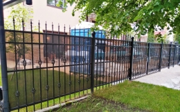 Забор с элементами ковки зашитый поликарбонатом