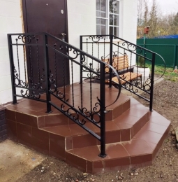 ПЕРИЛА С ЭЛЕМЕНТАМИ КОВКИ Д. ПЯТНИЦА