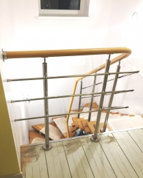 перила из нержавеющей стали с поручнем из ПВХ