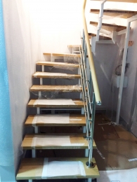 Лестница с перилами из нержавеющей стали с поручнем из ПВХ