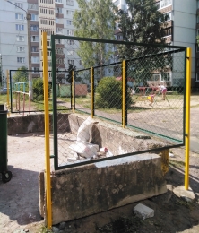 Сетчатое ограждение мусорной площадки Коровникова д. 14