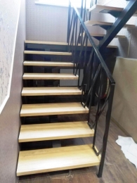 Лестница на монокосоуре с разворотной площадкой