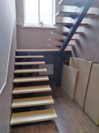 Лестница на монокосоуре с разворотной площадкой