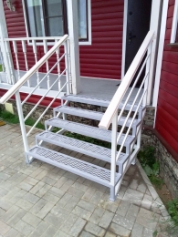 Крыльцо со ступенями из ПВЛ листа.