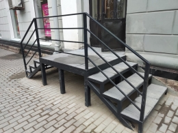 Установка крыльца на ул. Газон 3/1, магазин ПАРАДИЗ.