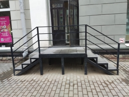 Установка крыльца на ул. Газон 3/1, магазин ПАРАДИЗ.