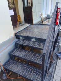 Установка крыльца на ул. Газон 3/1, магазин ПАРАДИЗ.