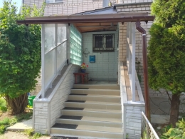 Установка козырька, с водосточной системой. Зашивка боков крыльца поликарбонатом.  ул. Народная, д.2