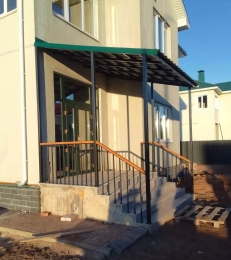 Установка односкатного козырька в п. Волховец 