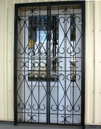 Дверь-решетка двустворчатая уличная с ковкой (артикул-ДР09)