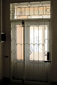 Дверь-решетка двустворчатая защитная с ковкой (артикул-ДР08)
