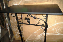 Кованый  стол на двух опорах на могилу (артикул - МРК19)